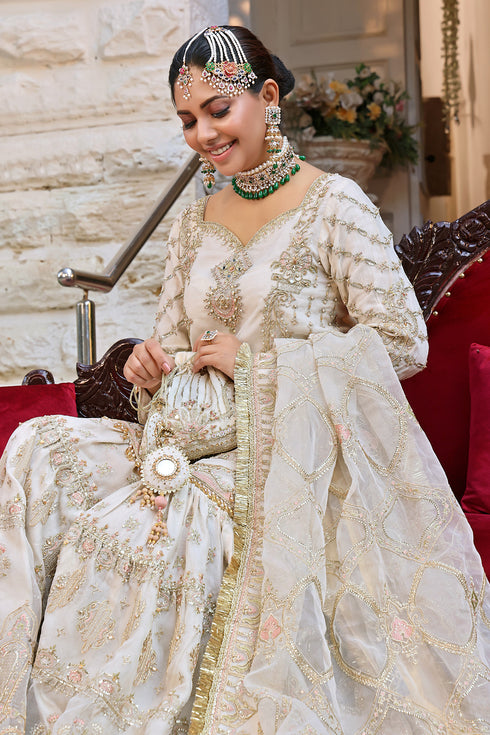 Featuring elegant cut‑work neckline, mirror-embellished back, and heavy tassel hangings on the Zonar shirt.